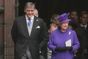 El sexto duque de Westminster con la reina de Inglaterra