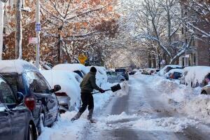¿Cuáles son las reglas para retirar nieve y hielo de las aceras en Nueva York?