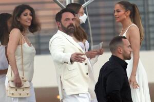 Ben Affleck también atendió el código de vestimenta. 