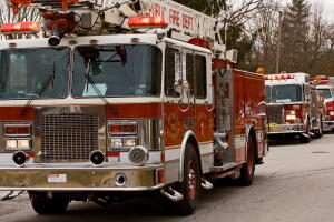 Mujer se fractura al saltar desde un tercer piso para escapar de incendio en Elizabeth.