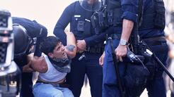Teléfonos inteligentes: 'arma' hispana para documentar atropellos de ICE y que recuerda tácticas post George Floyd