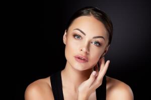mujer_piel_suave_y_tersa_fondo_negro.jpg