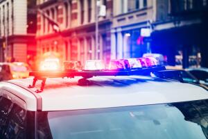 Arrestan a una mujer tras encontrar a su bebé sin vida en una maleta en Brooklyn.