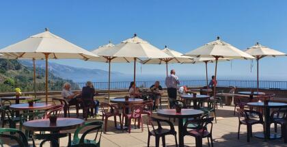 <b><a href="https://www.nepenthe.com/" target="_blank">Nephente</a> es un restaurante ubicado en un acantilado al sur de California, donde desde la altura puedes apreciar el Océano Pacífico en su inmensidad acompañado de un cocktail o un café. </b>Abierto desde las 11:30 am hasta las 9 de la noche, puedes acceder a este maravilloso lugar a través de la autopista 1.
<b>No olvides portar mascarillas y guardar distancia social del resto de los clientes</b>,
<b><a href="https://www.nepenthe.com/" target="_blank">dice su sitio web. </a></b>