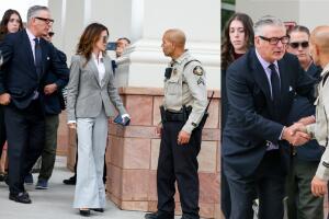 Alec Baldwin despidiéndose de las autoridades tras quedar libre de cargos por la muerte de Halyna Hutchins