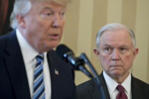 Jeff Sessions, fiscal general, detrás del presidente de EEUU, Donald Trump.