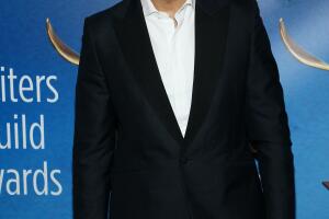 jaime-camil-red-carpet-traje.jpg