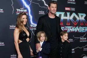 Elsa Pataky, Chris Hemsworth y sus hijos Sasha y Tristan en la premiere de Thor: Love and Thunder