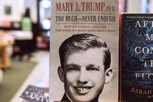 El libro de Mary Trump sobre el presidente Donald Trump luce en una librería de Brooklyn el 14 de julio del 2020.