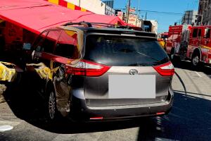 Minivan se estrella contra una multitud en el centro de Los Ángeles, hay nueve heridos.