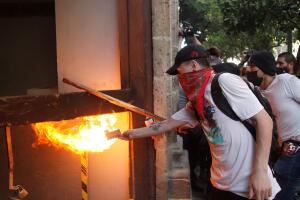 Veinte detenidos y dos patrullas quemadas en protestas contra abuso policial en México