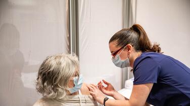 Vacunas sin cita previa ya están disponibles para personas mayores de 60 años en Nueva York