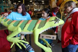 Sabana Arellano y su prima Miranda, ambas de El Monte, California, fueron voluntarias en adornar una carroza que se verá en el Desfile de las Rosas, el 1 de enero 202