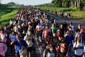 caravana inmigrantes a pie sur de méxico frontera texas