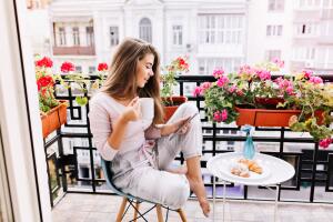 mujer-en-pijama-desayunando-en-balcon.jpg