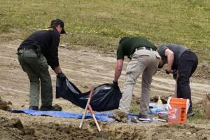 La policía del condado Humboldt indicó el viernes que también descubrió 21 cráneos caninos, cientos de huesos y otros restos durante los registros en Miranda’s Rescue Animal Sanctuary.