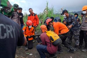 INDONESIA-VOLCÁN-ERUPCIÓN