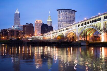 <b>Puesto 25: Cleveland, Ohio. </b>Tiene el costo de vida más bajo de este ranking y hay muchas residencias de más de tres habitaciones disponibles, con un valor por debajo del promedio. Tiene muchas opciones de delivery pero las velocidad de internet es más baja que la de otras urbes de ciudades de esta lista. La investigación evaluó los lugares según estas variables: el costo de vida, la velocidad de internet, las opciones de servicio delivery, la cantidad parques, la proximidad a un aeropuerto importante y la cantidad de viviendas disponibles en el mercado.