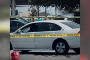 Un hombre perdió su vida en el interior de su auto en un estacionamiento de Walmart.