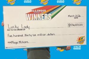 La ganadora del Mega Millions en Illinois firmó el premio mayor de 536 millones de dólares como “la mujer con suerte”.