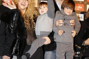 Shakira y Piqué con Milan y Sasha en una entrega de premios.