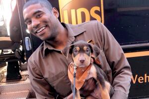 El chico de UPS quese fotogrwafía con los perros