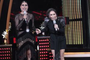 Inés Gómez Mont recibe la patadita de la suerte de Galilea Montijo