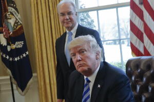El presidente Donald Trump y detrás, el secretario de Salud y Servicios Humanos, Tom Price, el 24 de marzo de 2017 en la Casa Blanca.