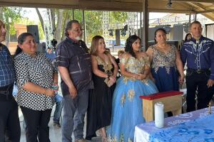 Esmeralda Juárez y sus padres (a la der.) durante la misa de su quinceañera.