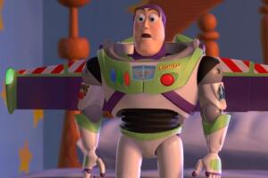 Buzz lightyear abre las alas