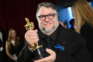 Guillermo Del Toro Oscar 2023 Grosby (2).jpg