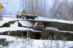 Camioneta sobrevive terremoto de 7.0 grados en Alaska