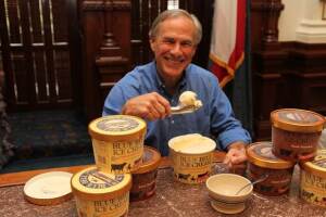 Gobernador Abbott Celebra regreso de Blue Bell