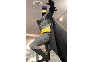Escultura hecha de bloques LEGO de Batman