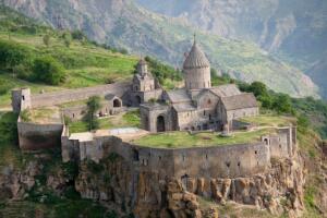 El-Monasterio-de-Tatev-en-armenia-3.jpg