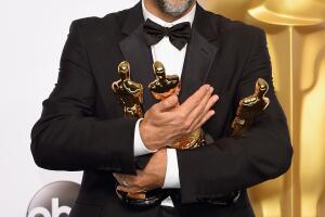 Iñarritú posa con sus tres Oscar por la pelícual 'Birdman' en 2014. Esa noche el director mexicano se llevó a casa los premios a 'Mejor director', 'Mejor película' y 'Mejor guión original'.