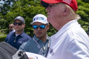 Walt Nauta y Donald Trump