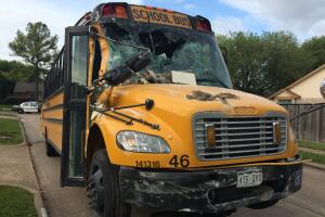 Daños ocasionados tras colisión de un autobús escolar al suroeste de Houston