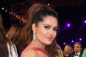 salma-hayek-vestido-gucci-brillantes-escote-gala-lacma-art-film-2022-fotos-look.png