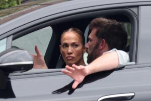 JLo parecía algo molesta al estar escuchando a Ben Affleck.
