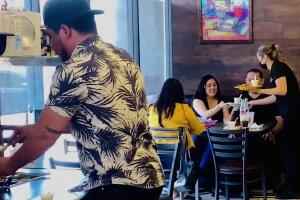 Dueña de un restaurante que se ha visto afectado por el coronavirus en Phoenix, Arizona. 