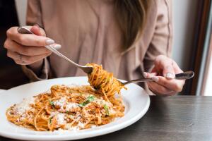 mujer-comiendo-pasta.jpg