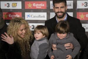 Shakira y Piqué con Milan y Sasha en una entrega de premios.