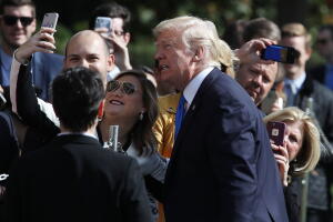 Simpatizantes se hacen fotos con el presidente Donald Trump este miércoles antes de salir de viaje hacia Dallas para un evento de recaudación de fondos.