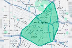 El área del toque de queda se encuentra limitada por las autopistas 5, 110 y 10.