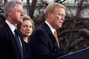 US President Bill Clinton (L) and First Lady  Hill