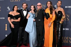Parte del elenco de la película 'Emilia Pérez' junto a su director, el francés Jacques Audiard. 