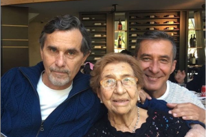 Humberto Zurita con su mamá y su hermano