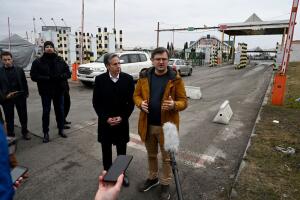 El secretario de Estado, Antony Blinken (izq), y el canciller de Ucrania, Dmytro Kuleba, hablan con los medios en un punto de la frontera entre Polonia y Ucrania el sábado 5 de marzo de 2022.