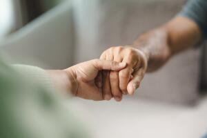 Organizaciones ofrecen recursos gratuitos de salud mental ante las redadas en el sur de California